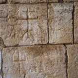 �A risaltare subito � la Croce patriarcale, anche detta Croce del Calvario. Appena sotto, ecco la Croce cosmica, avvolta da un semicerchio e il giglio araldico, simbolo della monarchia francese